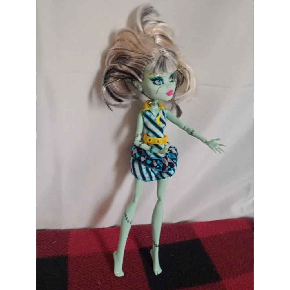 Monster High Frankie Stein Picture Day Doll Mattel 2012 w/Earrings Dress Belt